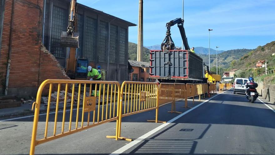 Los derribos de varias naves del pozo Figaredo entran en su recta final