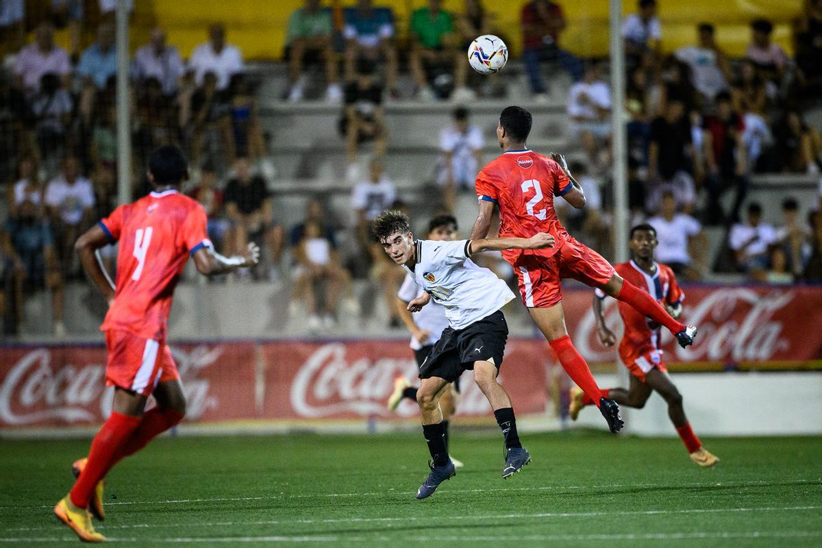 La Selección ADH Brasil consiguió igualar la ventaja valencianista en la segunda parte de un choque con poco peligro en las áreas.