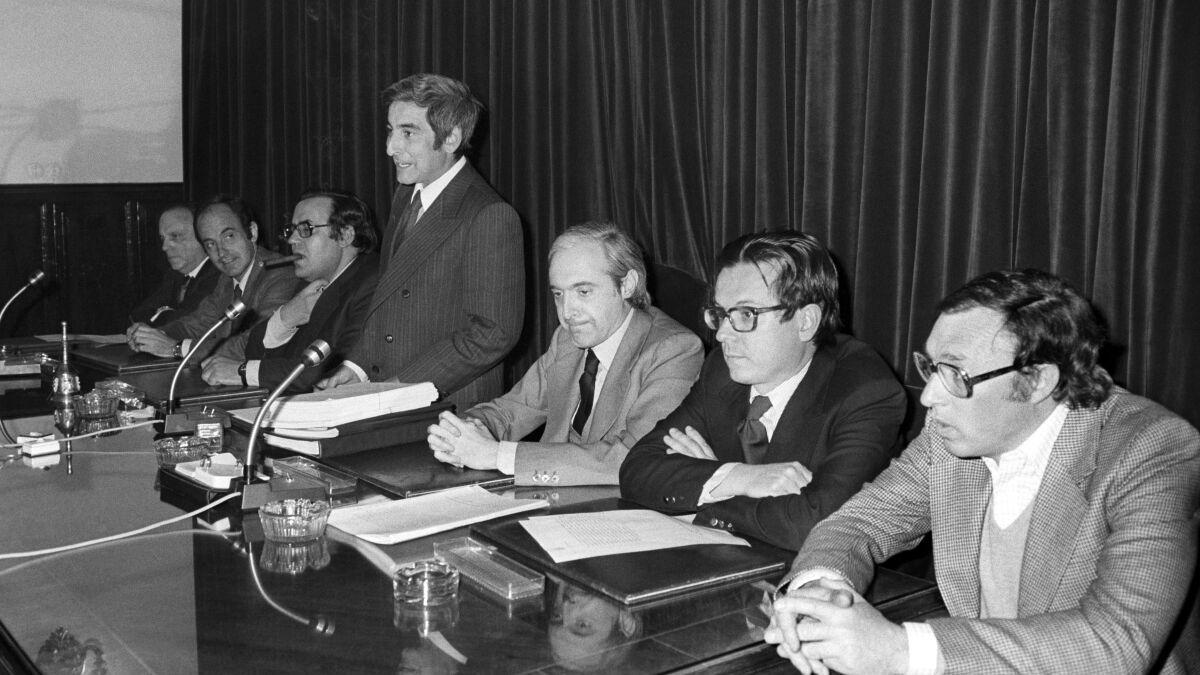 El aragonés Gabriel Cisneros, presidente de la Comisión, junto al resto de padres de la Constitución.