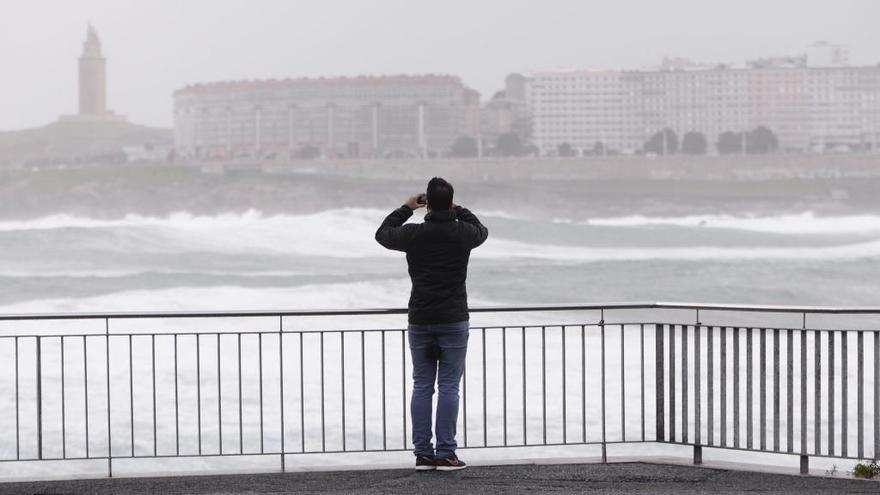 Un ciudadano fotografía el oleaje en A Coruña.