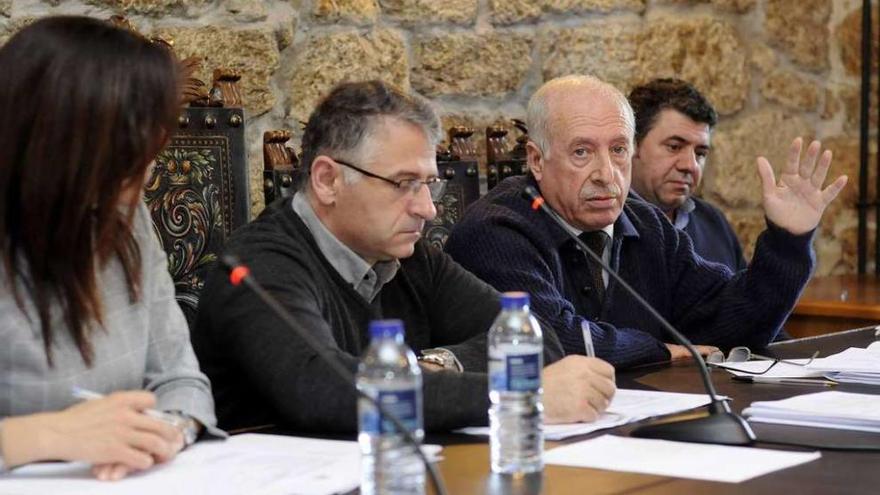 El secretario de Silleda, Manuel Quintáns, en una intervención en un pleno. // Bernabé/Javier Lalín