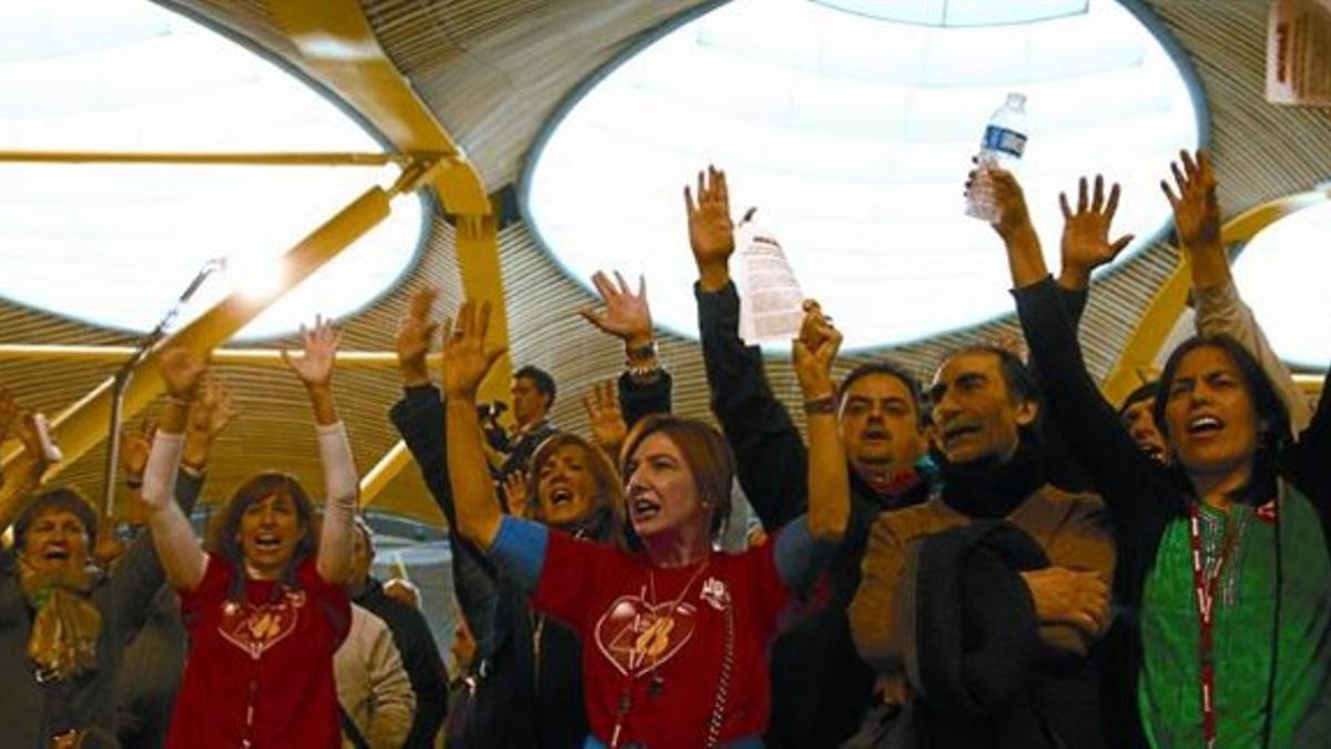 Trabajadores de Iberia se manifiestan en el aeropuerto de Barajas.