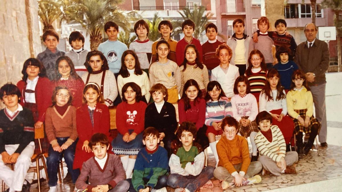 Una foto de 1984, del grupo cuando cursaba quinto de EGB en el ahora CEIP Ferrández Cruz de Elche