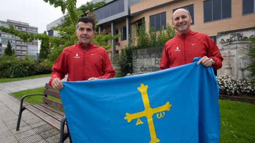 Por la izquierda, David García y Diego Jurado, ayer, delante del Ayuntamiento de Castrillón, con la bandera de Asturias.