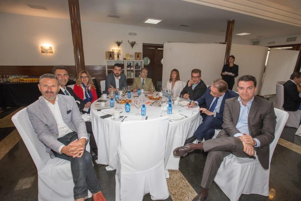 De izquierda a derecha, Agustín Grau (Patronato Municipal de Turismo de Alicante); Santiago Martínez-Cava (Aeropuerto de Alicante); Aránzazu Calzada (Universidad de Alicante); José Federico Mancebo (Patronato de Turismo Costa Blanca); Luis López (Puerto); Natalia Caballé (Servigroup); el subdirector de INFORMACIÓN, Jorge Fauró; Alberto Jiménez (Casaverde) y Javier Jiménez (Master Dirección Hoteles). 