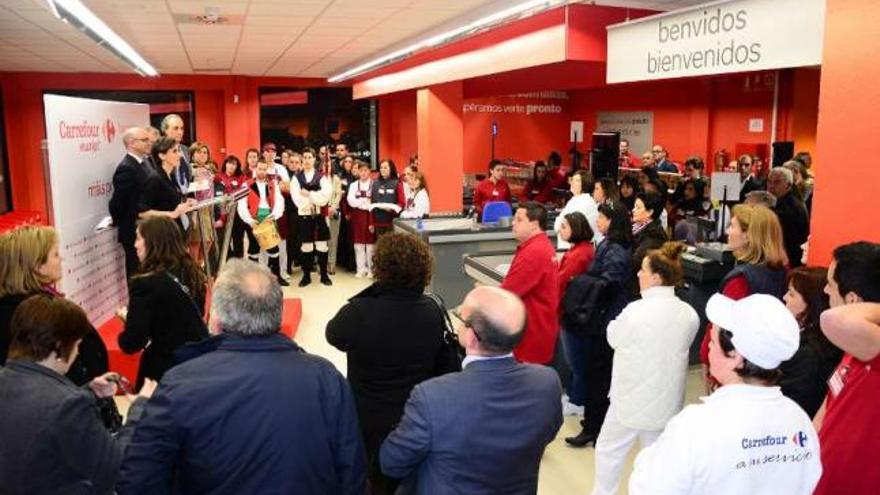 Los directivos de Carrefour, con Ignacio Cobo (segundo izq) inauguraron el centro de Moaña.  // G.Núñez