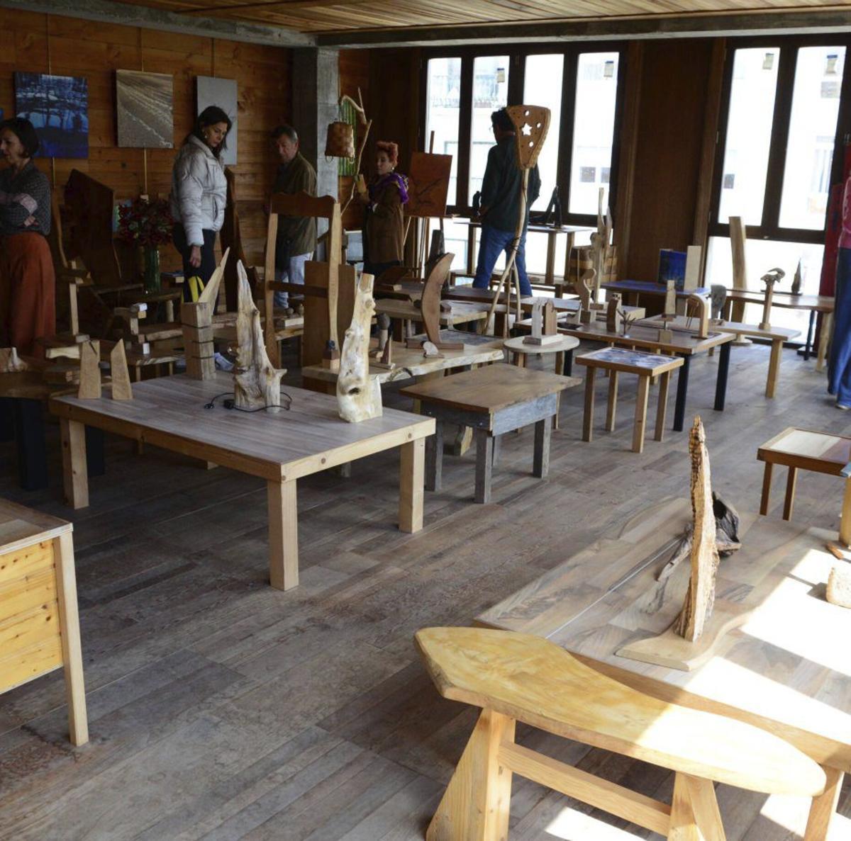 Público admirando os libros en madeira, en Cangas. | GONZALO NÚÑEZ