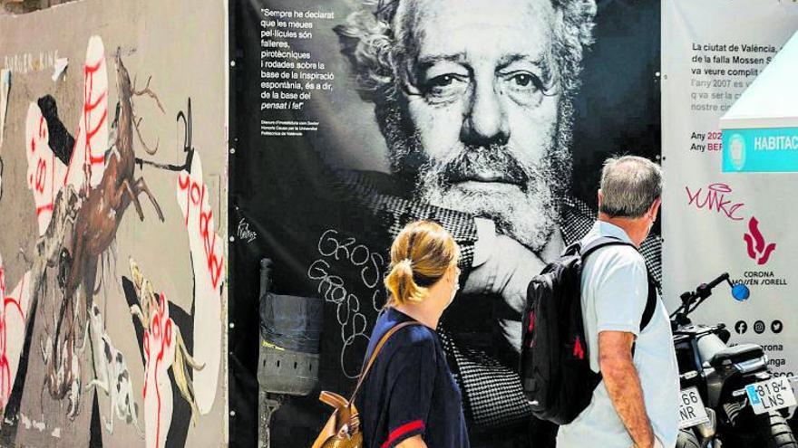 Un mural recuerda a Luis 
García Berlanga en una
calle de València.  G.Caballero