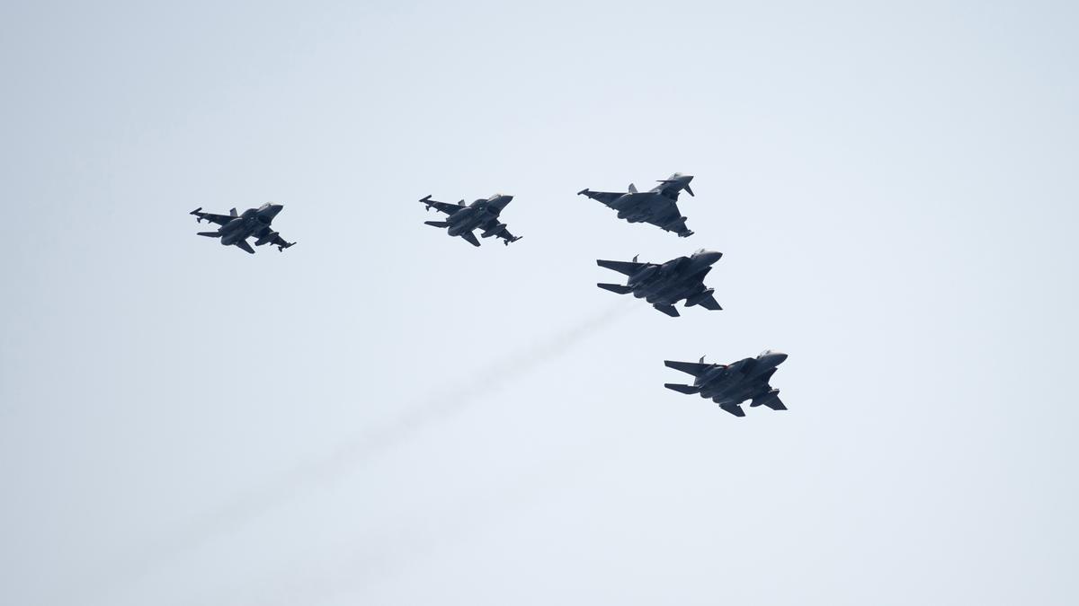 Varios cazas F-15 y F-16 durante unas maniobras.