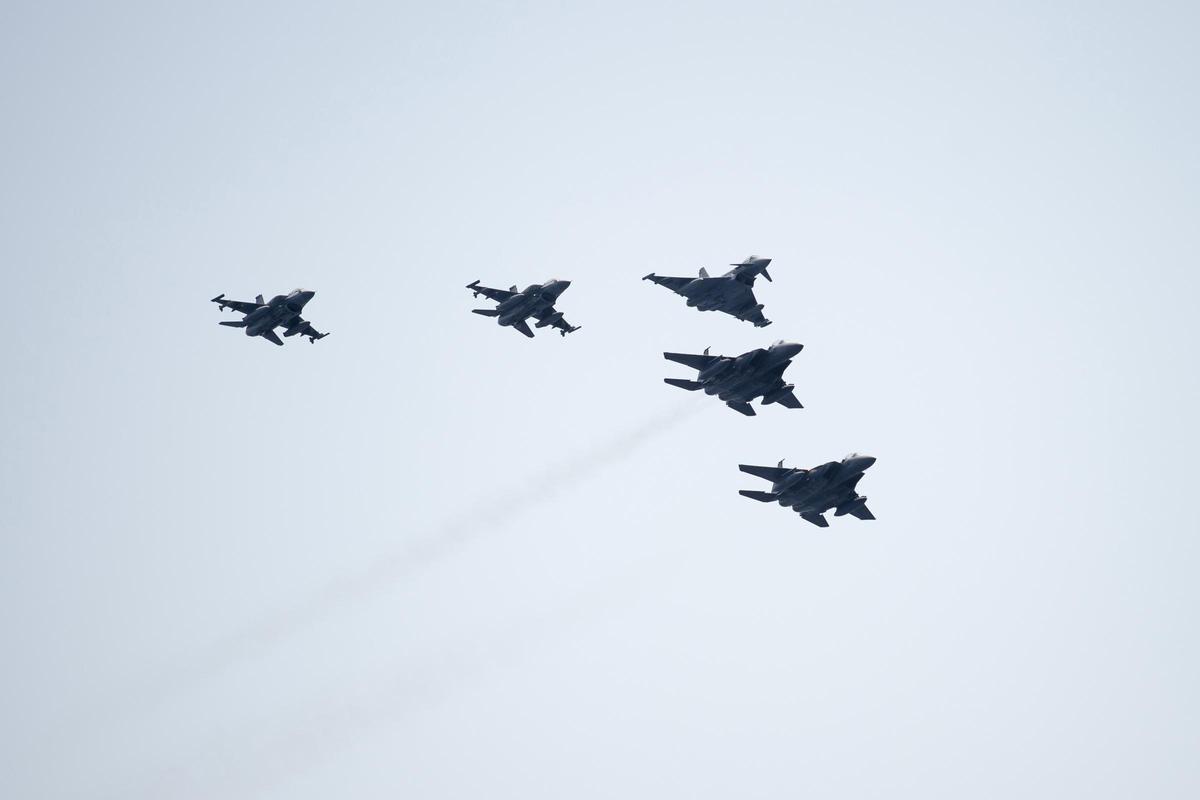Varios cazas F-15 y F-16 durante unas maniobras.