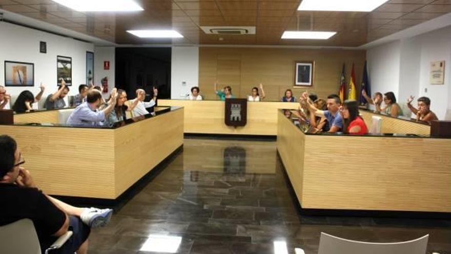 Votación de la iniciativa durante el pleno en Almassora.