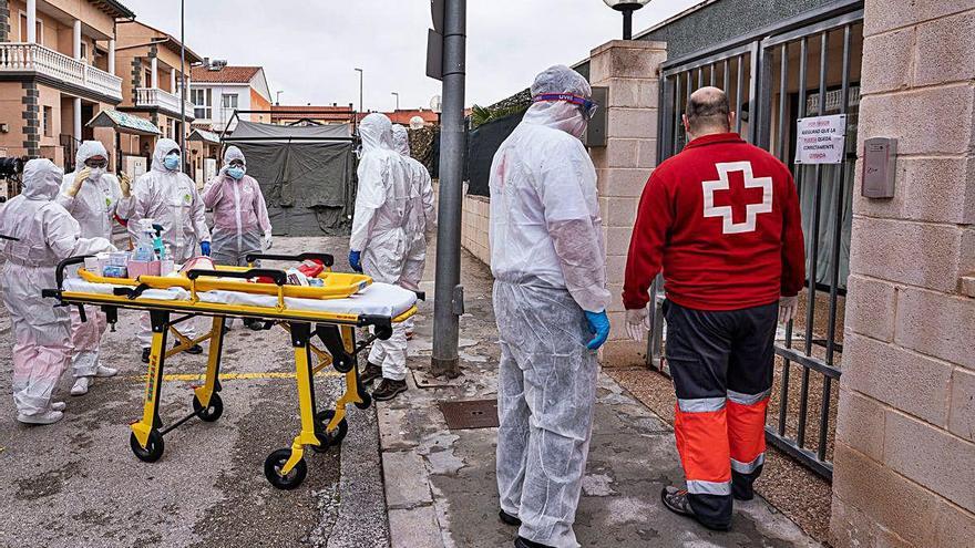 Traslado de un residente de Requena con coronavirus.