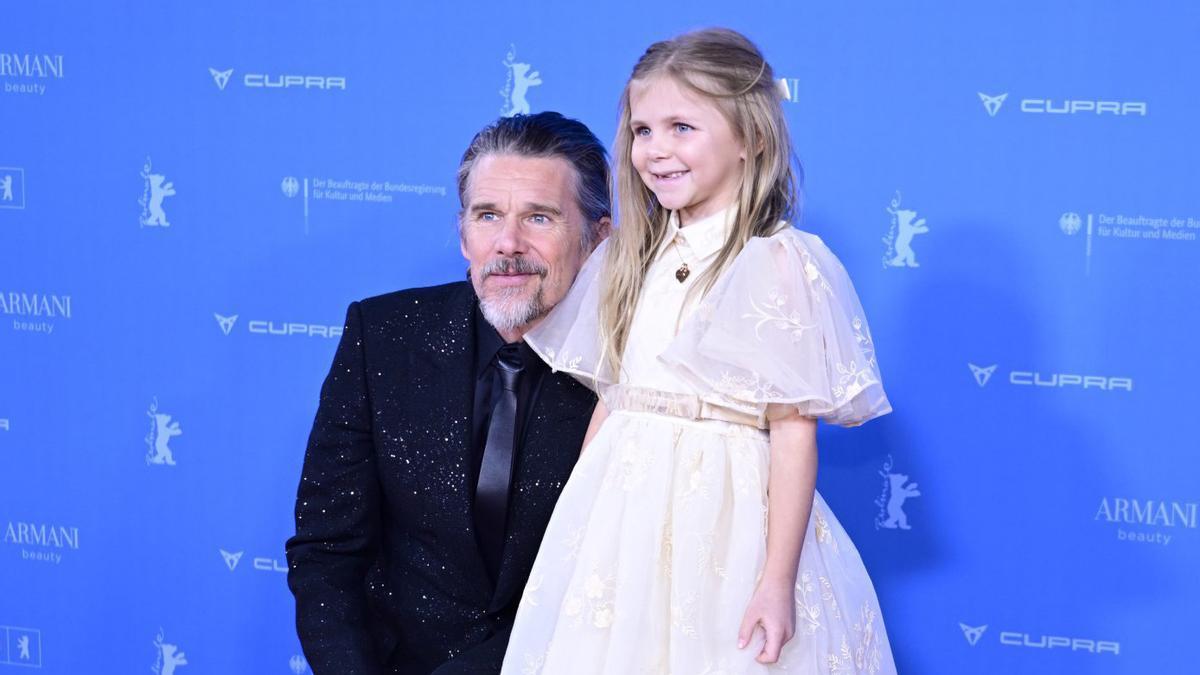 Ethan Hawke i Avy Berry en l’estrena de ‘The Weight’, ahir a la Berlinale.