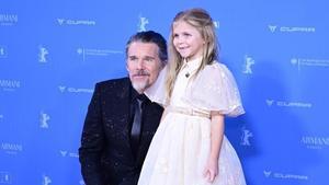 Ethan Hawke i Avy Berry en l’estrena de ‘The Weight’, ahir a la Berlinale.