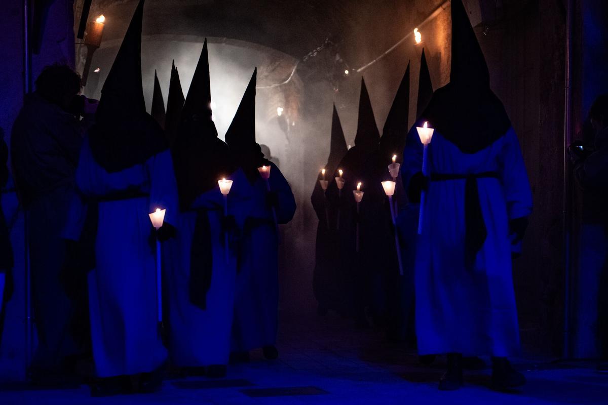 Danza de la Muerte, a 2 de abril de 2026, en Verges, Girona, Catalunya (España). La procesión se inicia a las 00.00 horas, tras los actos previos que comienzan a las 22.00 horas en la Plaza Mayor, y recorre las calles del municipio en una de las representaciones medievales más singulares de la Semana Santa catalana. Glòria Sánchez / Europa Press 02/04/2026. Glòria Sánchez / Europa Press;Danza de la Muerte en Verges (Girona);