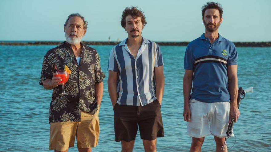 Imagen promocional de "Playa de lobos" donde aparece Guillermo Francella, primero por la izquierda, junto a Javier Veiga y Dani Rovira.