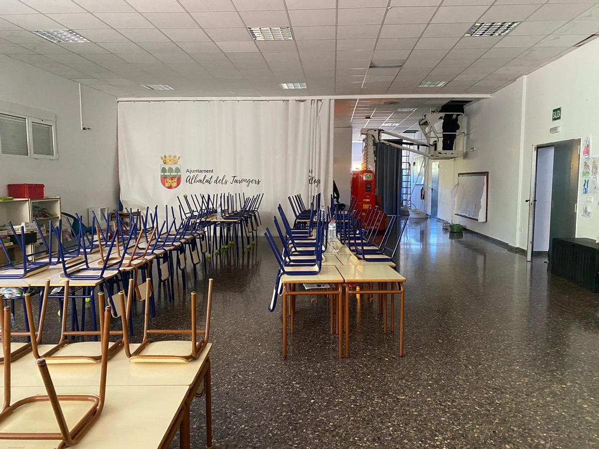 Operarios trabajando junto a las clases.