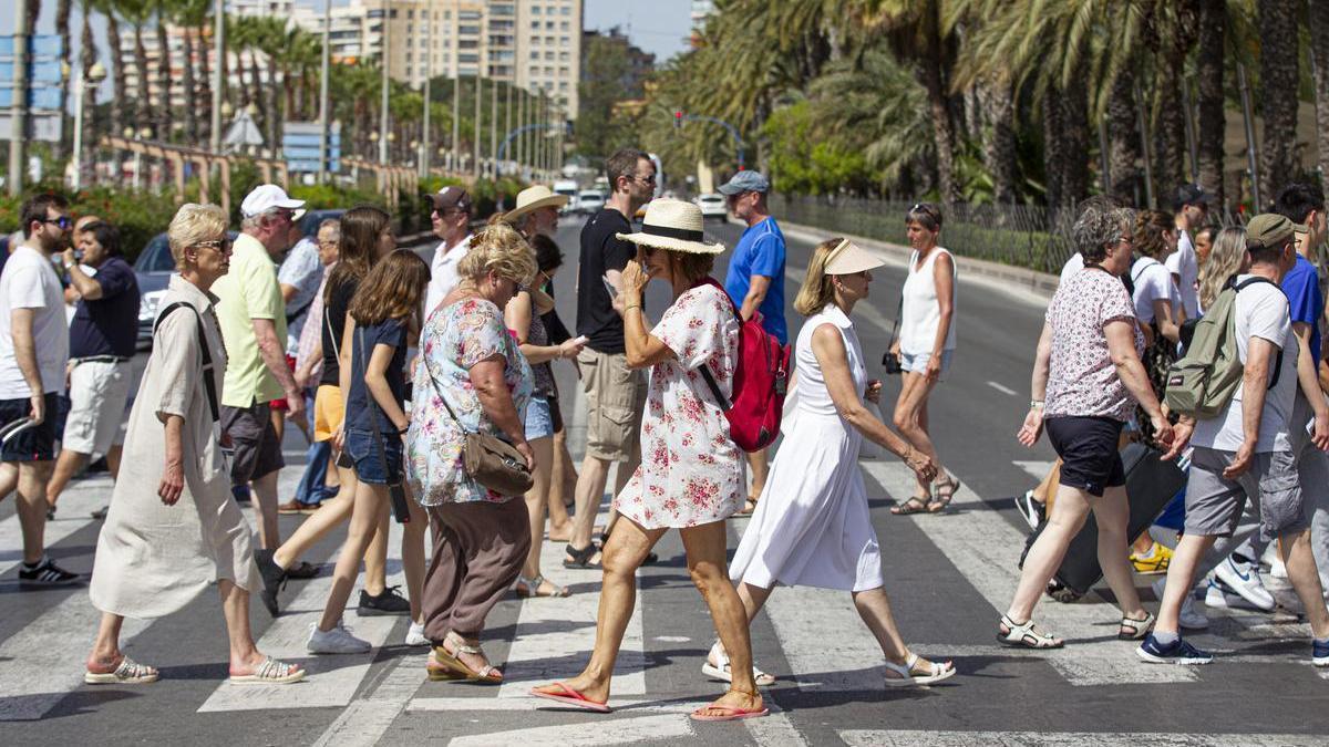 Personas cruzan por el paso de peatones más próximo a la plaza del Mar, en una reciente imagen