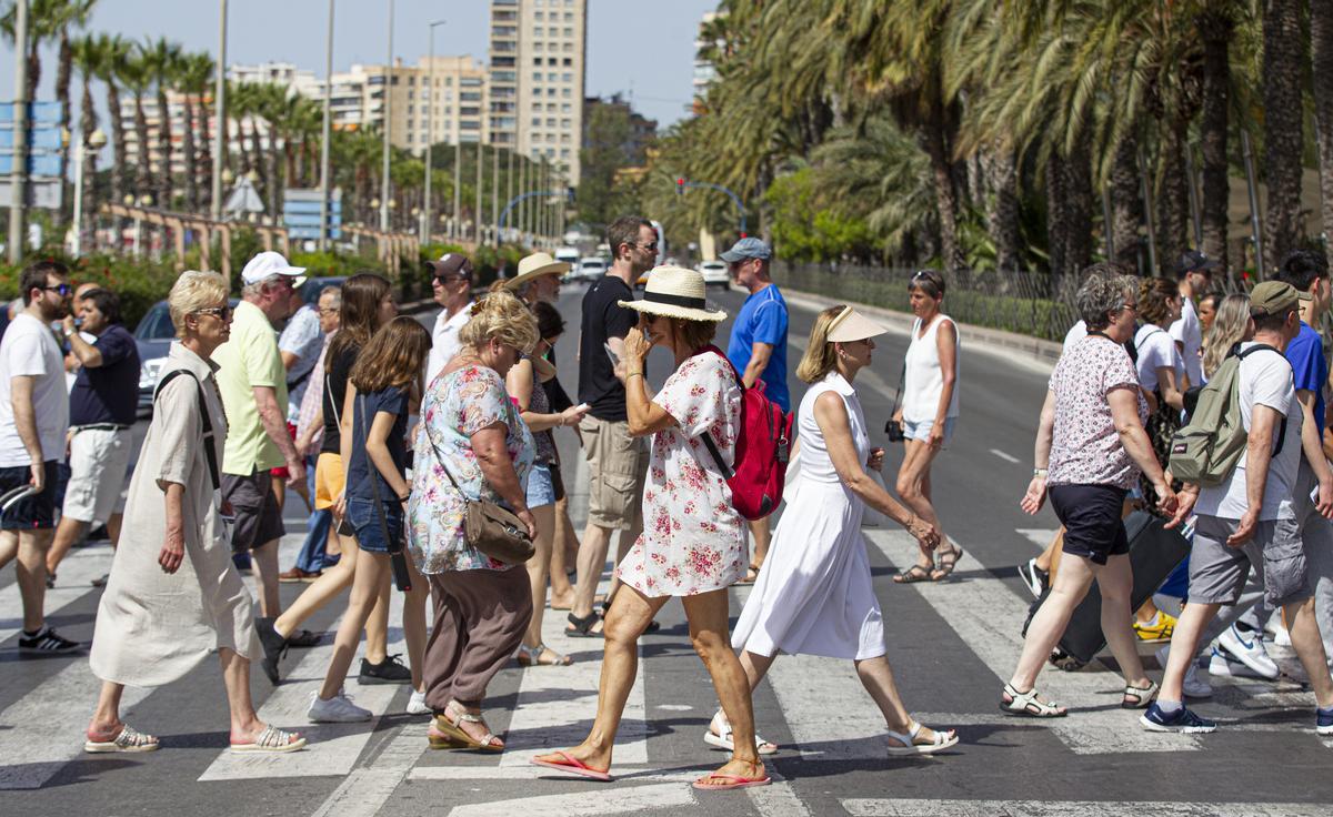 Personas cruzan por el paso de peatones más próximo a la plaza del Mar, en una reciente imagen