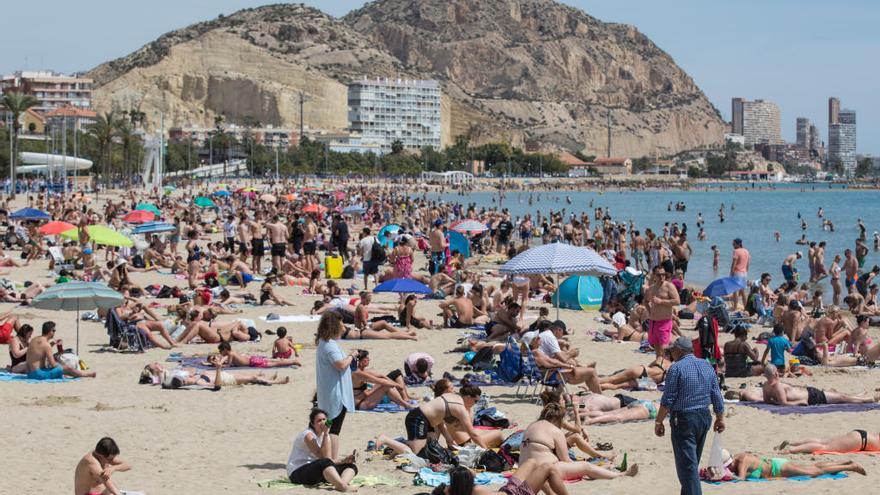 La playa del Postiguet, sin hamacas ni sombrillas, repleta de usuarios el Domingo de Ramos