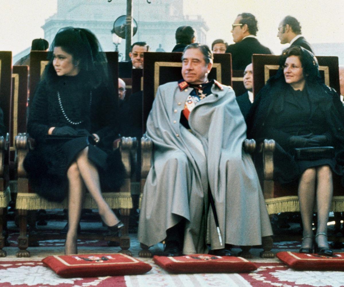 MD38. Madrid, 10-12-06.- Fotografía de archivo del 23 de noviembre de 1975 del solemne funeral con misa de "corpore in sepulto" por el eterno descanso del Jefe de Estado, Francisco Franco, en la explanada de la plaza de Oriente. Luego los restos mortales se trasladarán al Valle de los Caidos donde será enterrado. En la imagen (iz-dch) el vicepresidente dominicano, Rafael Gosico Morales, Imelda Marcos y Augusto Pinochet y esposa. El ex dictador chileno Augusto Pinochet murió hoy a las 14:15 horas (17:15 GMT), en el Hospital Militar tras estar una semana afectado de una infarto al miocardio y un edema pulmonar EFE/aa. AUGUSTO PINOCHET , BIOGRAFIA , FOTOS HISTORICAS , IMELDA MARCOS , MARIA LUCIA HIRIART , FRANCISCO FRANCO BAHAMONDE MUERTE Y FUNERALES 23/11/1975 _ GENERAL, PLANO _ ENTIERRO