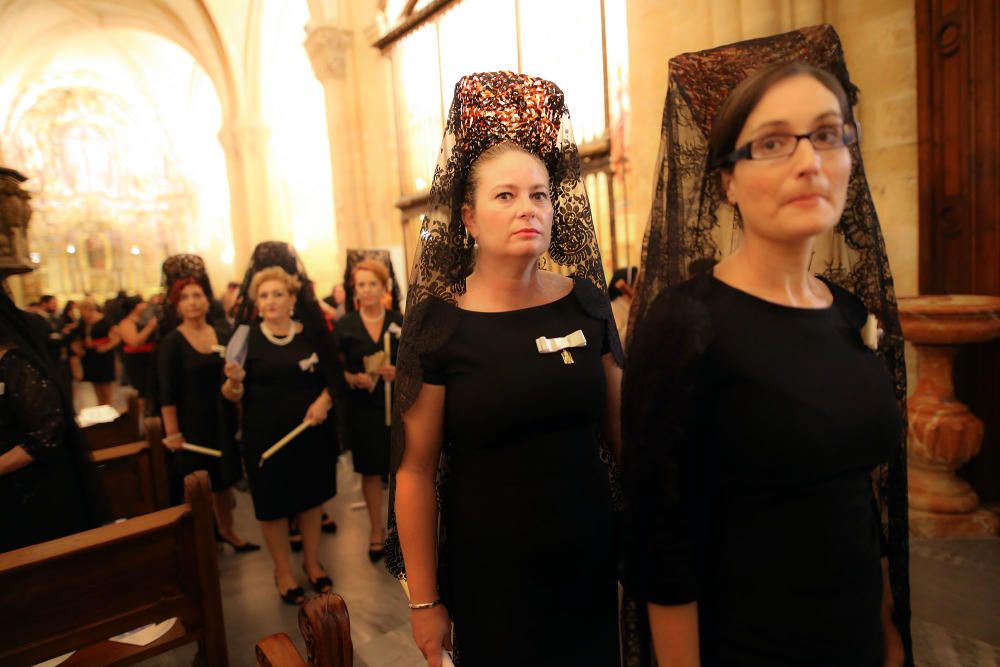 Los Armaos guían en Orihuela a la Virgen de Monserrate