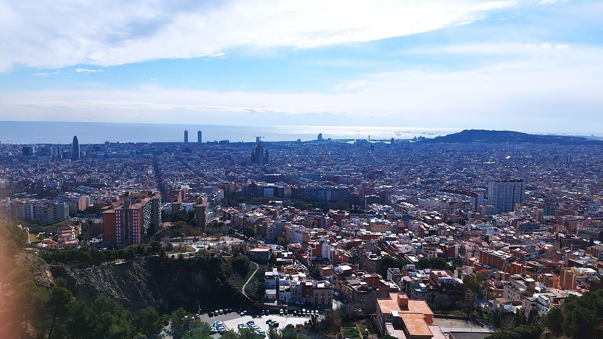 Barcelona sol y franjas de nubes