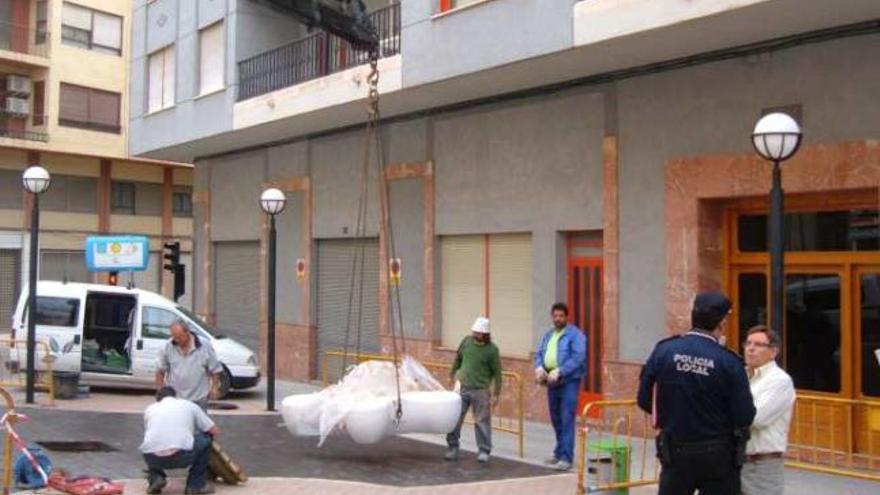 Instalación del mobiliario en la plaza.