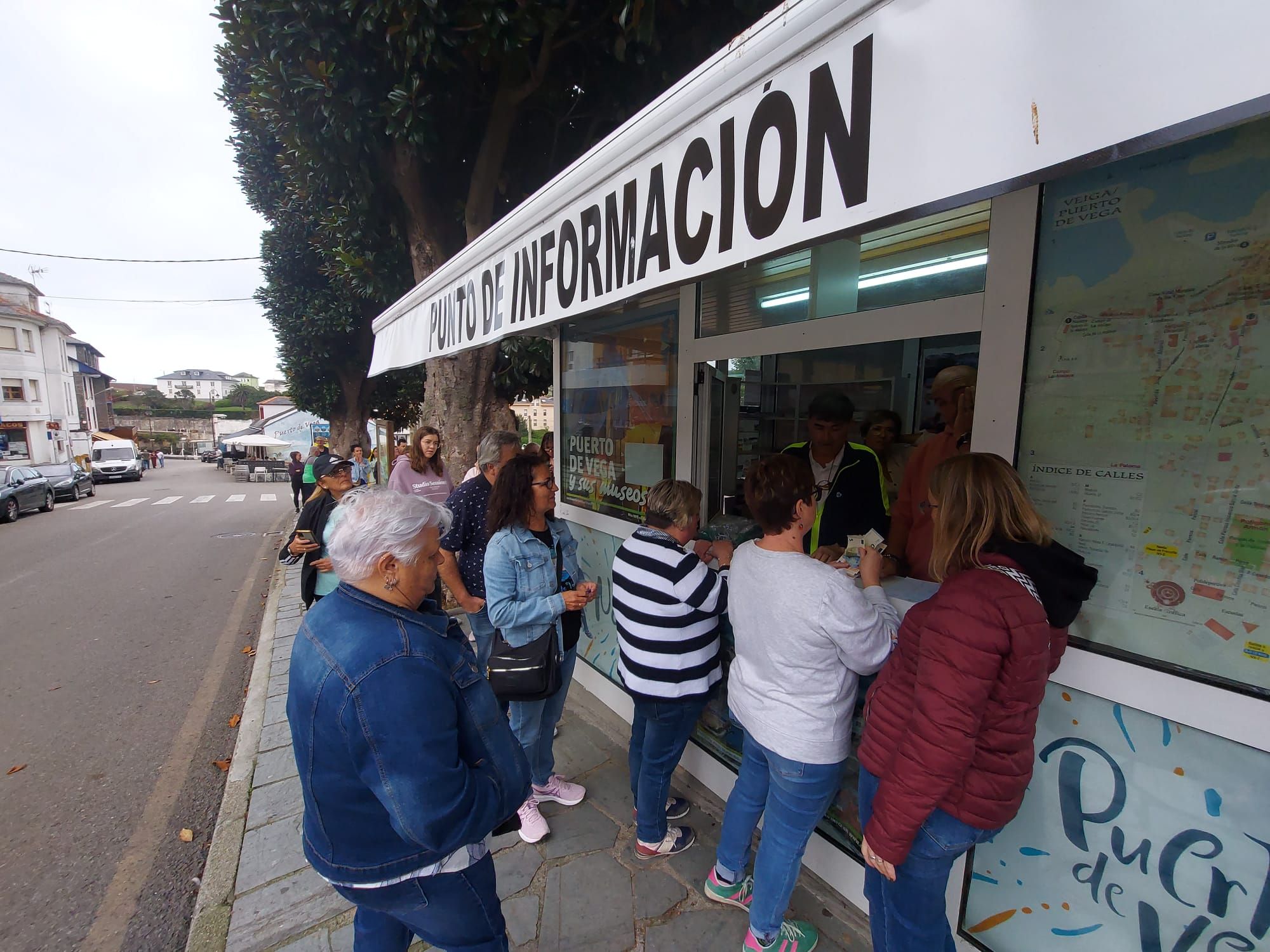 En imágenes: Colas en Puerto de Vega para conseguir una entrada para el partido de la Copa del Rey