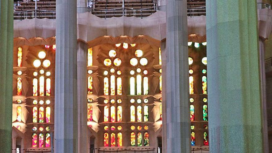 La Sagrada Família reobre després de 114 dies per homenatjar els sanitaris