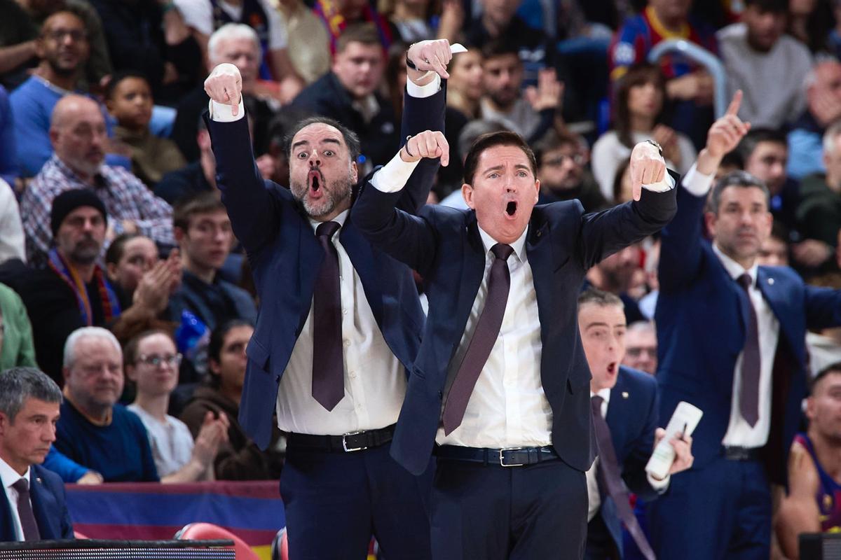 Pascual, dando instrucciones en la banda junto a ïñigo Zorzano