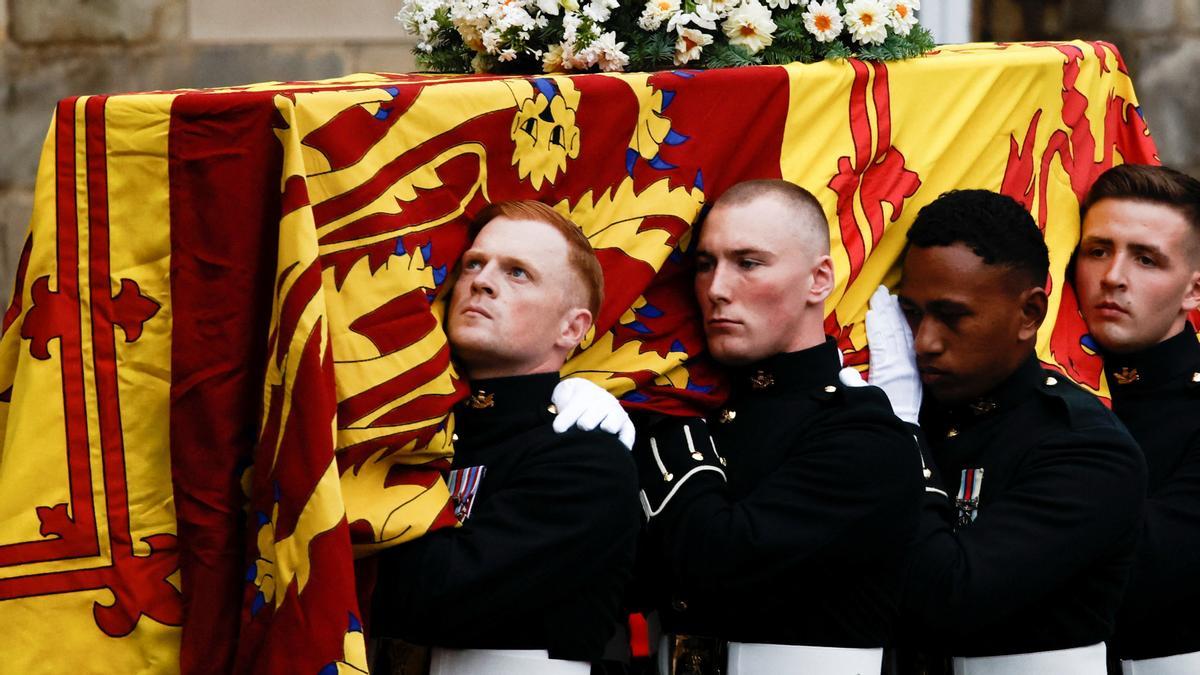 Los portadores del féretro llevan el ataúd de la reina Isabel de Gran Bretaña cuando el coche fúnebre llega al Palacio de Holyroodhouse en Edimburgo, Escocia, Gran Bretaña, el 11 de septiembre de 2022.