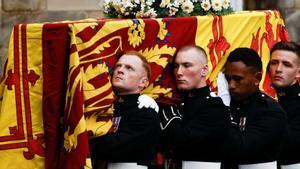 Los portadores del féretro llevan el ataúd de la reina Isabel de Gran Bretaña cuando el coche fúnebre llega al Palacio de Holyroodhouse en Edimburgo, Escocia, Gran Bretaña, el 11 de septiembre de 2022.