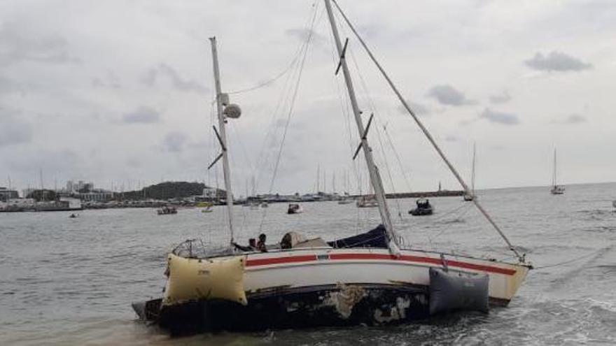 Un velero encalla dos veces y es reflotado otras dos en Santa Eulària