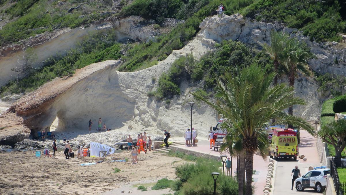 El dispositivo montado en la Cala Blanca para intentar reanimar al buceador