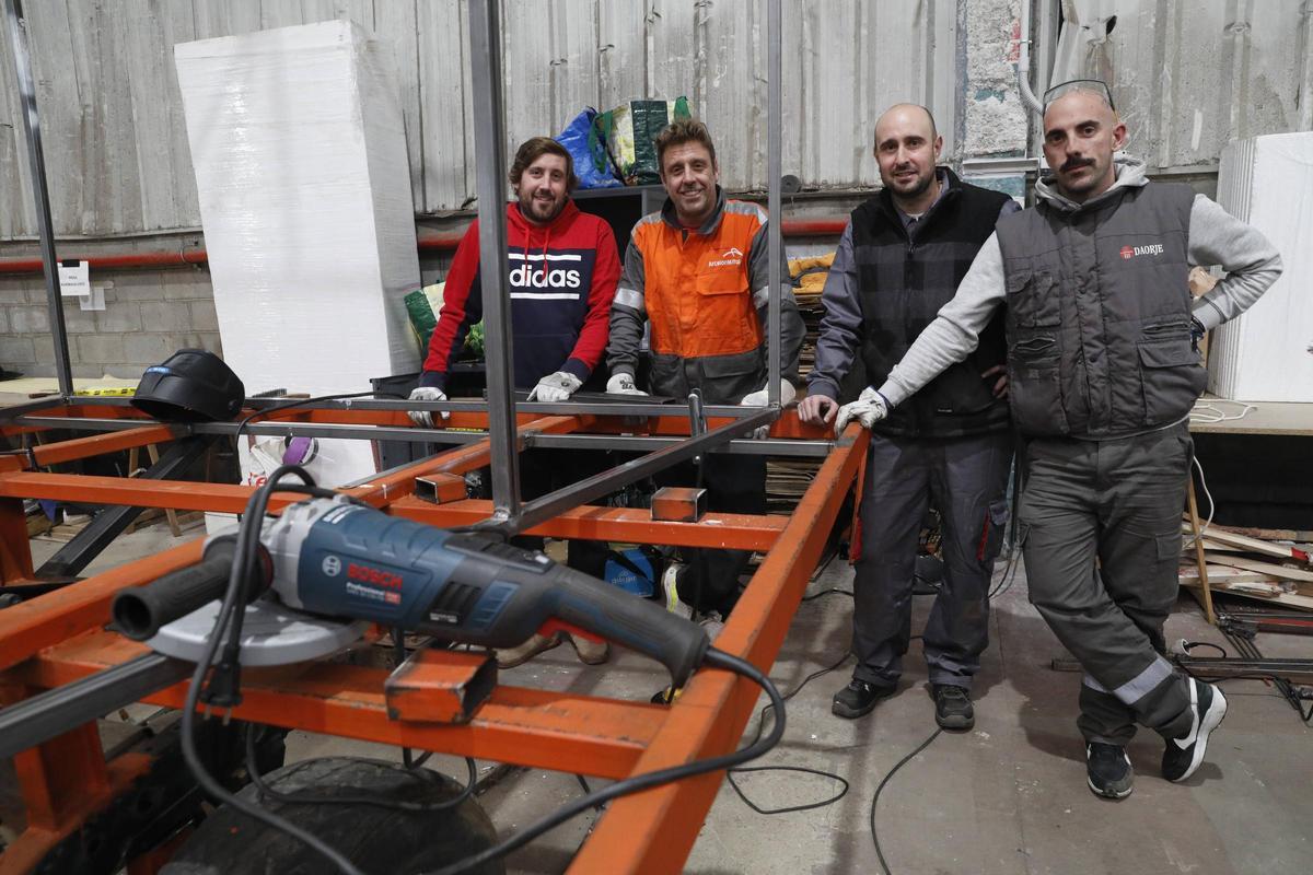 Manuel Rionda, Luis Rionda, Yeyo Ovies y Miguel Borra, de la peña "L'Áticu" en una de las naves del Descenso.