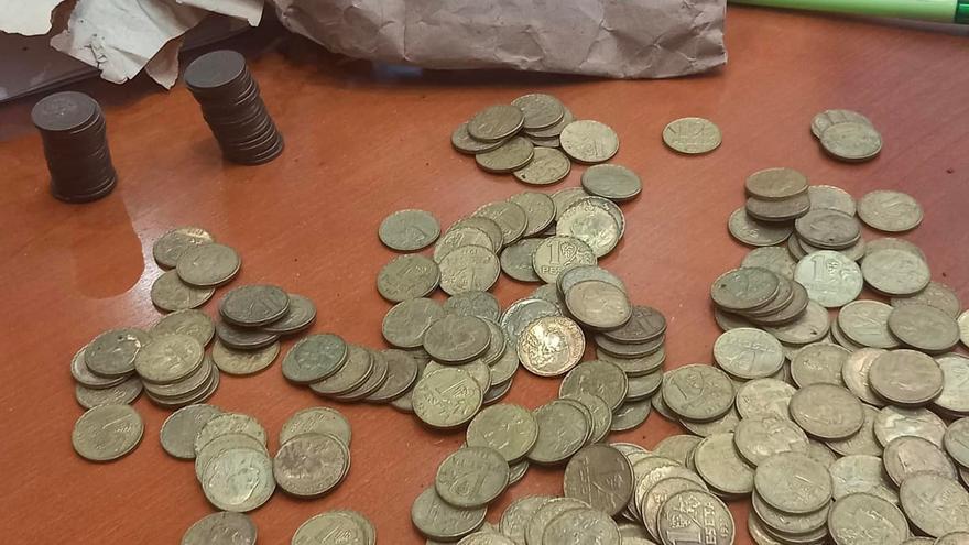 Encuentran sellos y monedas de la República en una caja fuerte del Ayuntamiento de Villena