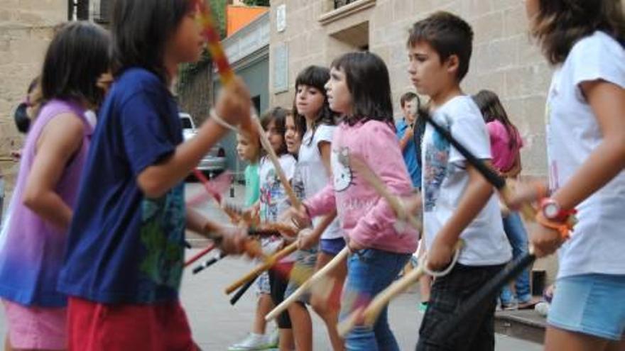 Assajos del ball de bastons, abans de la festa major