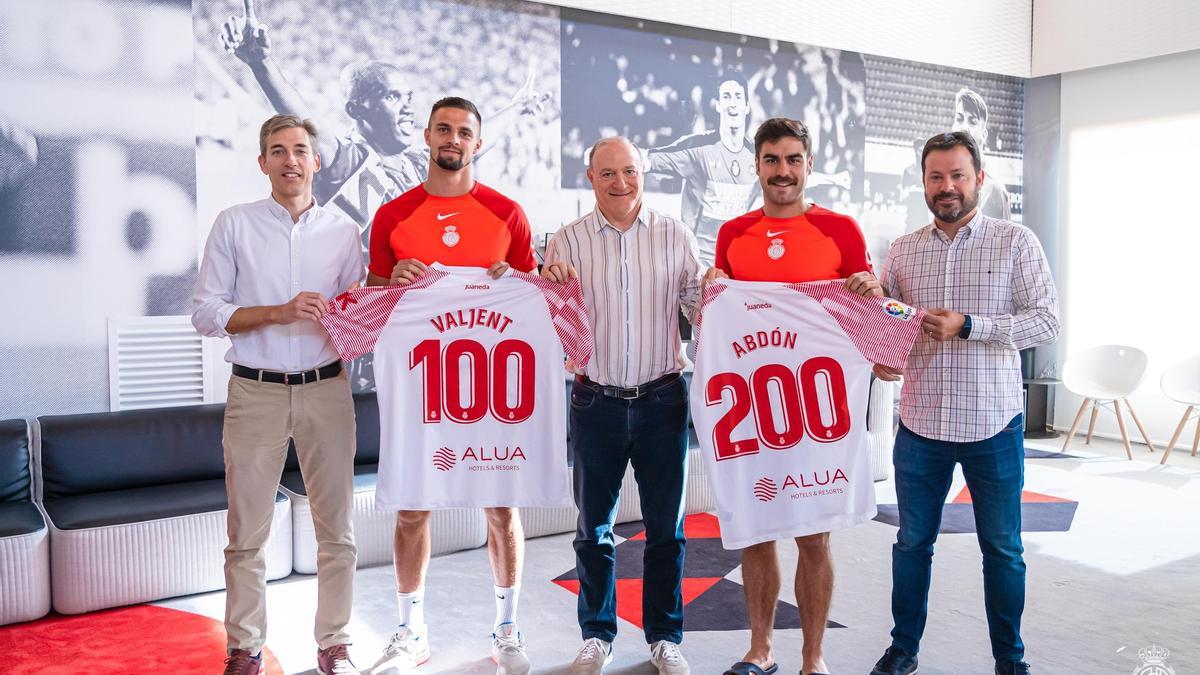 Valjent y Abdón posan con el presidente Kohlberg, el CEO Alfonso Díaz y el director deportivo Pablo Ortells, con las camisetas de sus partidos 100 y 200 con el Mallorca.