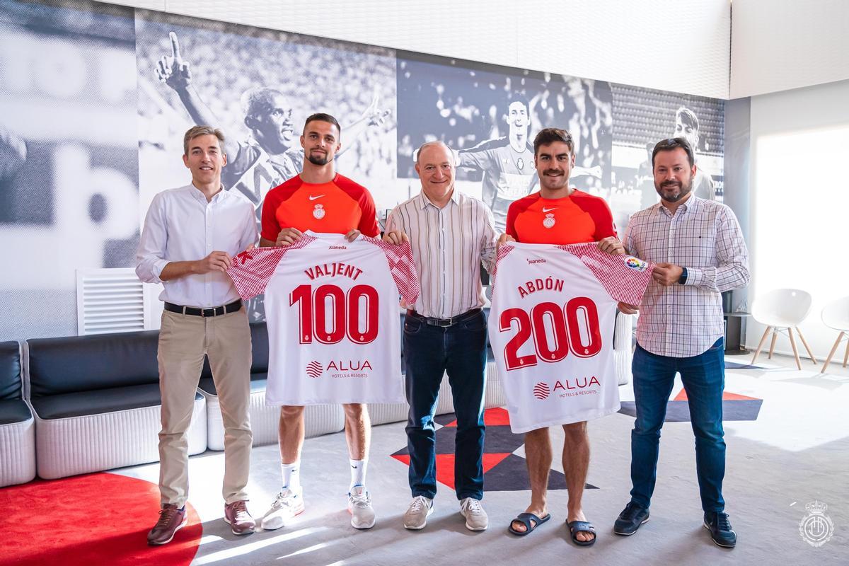 Valjent y Abdón posan con el presidente Kohlberg, el CEO Alfonso Díaz y el director deportivo Pablo Ortells, con las camisetas de sus partidos 100 y 200 con el Mallorca.