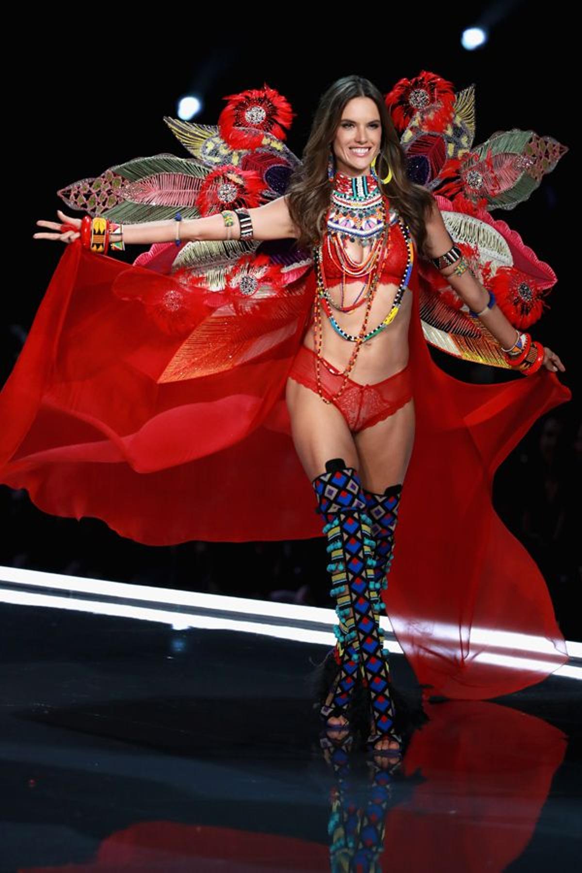 Alessandra Ambrosio con un espectacular look en su último desfile de Victoria's Secret Fashion Show 2017