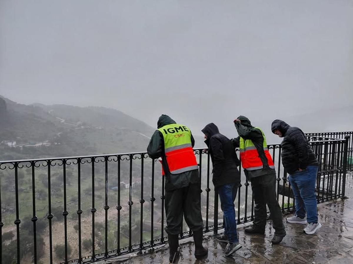Técnicos del CSIC y del Instituto Geológico y Minero (IGME), en los trabajos que están realizando en Grazalema.