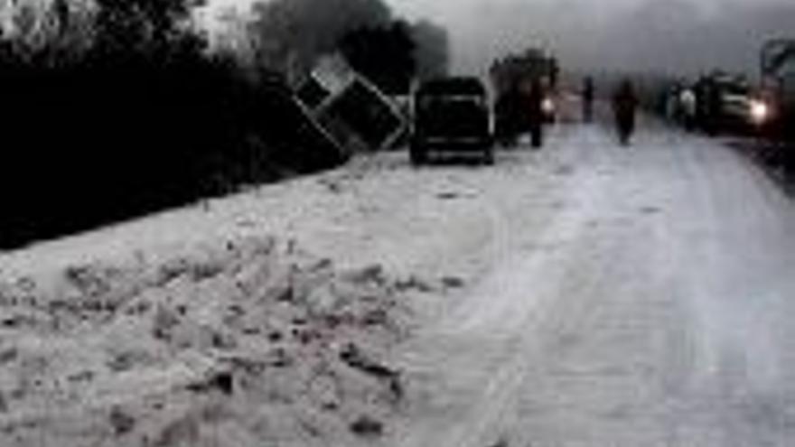 Dos coches chocan en la Ex-204 en Calzadilla