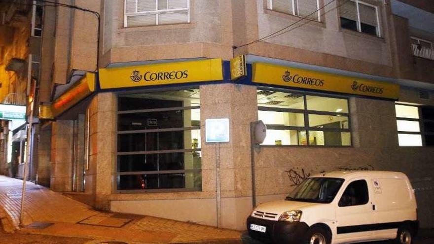La oficina de Correos asaltada ayer en Vigo. // Alba Villar