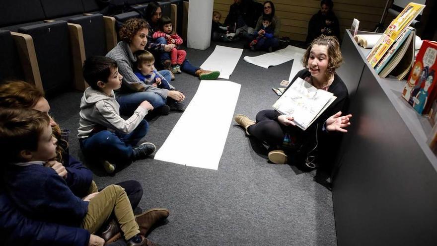 Algunos pequeños y sus padres, en el taller de cuentos de las Jornadas contra el racismo.