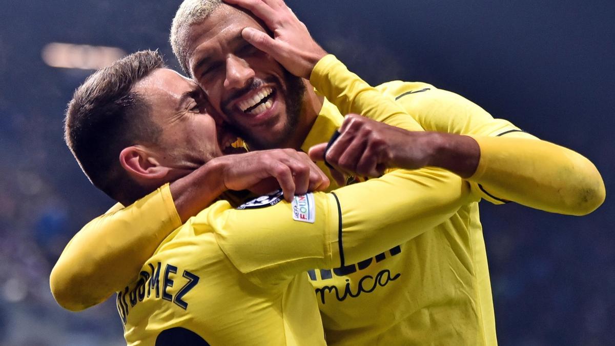 Capoue celebra un gol con el Villarreal