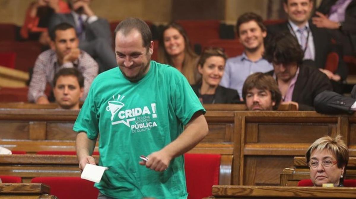 David Fernàndez, con una camiseta de la plataforma contraria al decreto de educación trilingüe que impulsó el Gobierno del PP balear, el 26 de septiembre del 2013.
