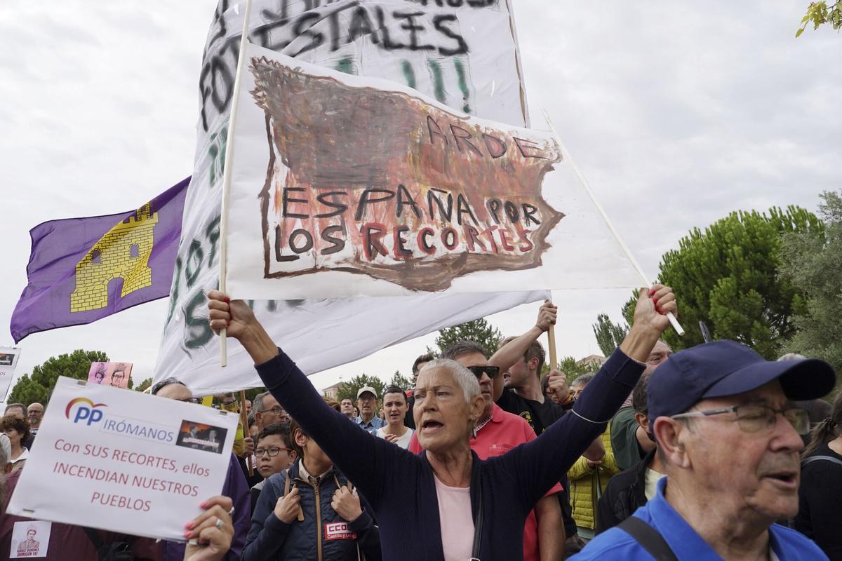 La protesta por los incendios frente a las Cortes de Castilla y León. La protesta por los incendios frente a las Cortes de Castilla y León.