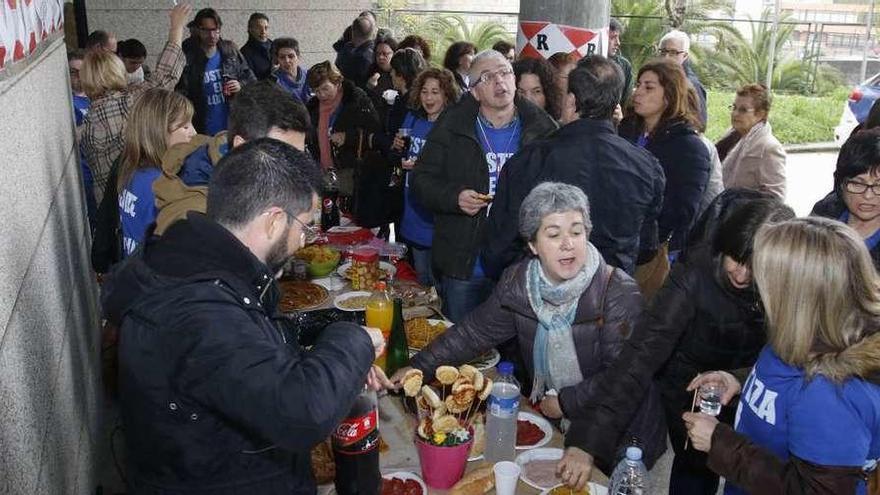 Los funcionarios celebraron ayer un aperitivo de &quot;Reconquista&quot; en los juzgados de Vigo. // Alba Villar