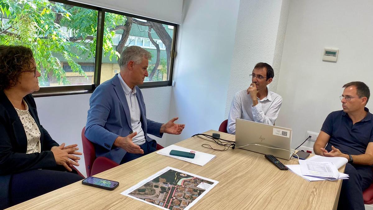 El alcalde de l'Eliana, Salva Torrent, durante la reunión sobre las obras.